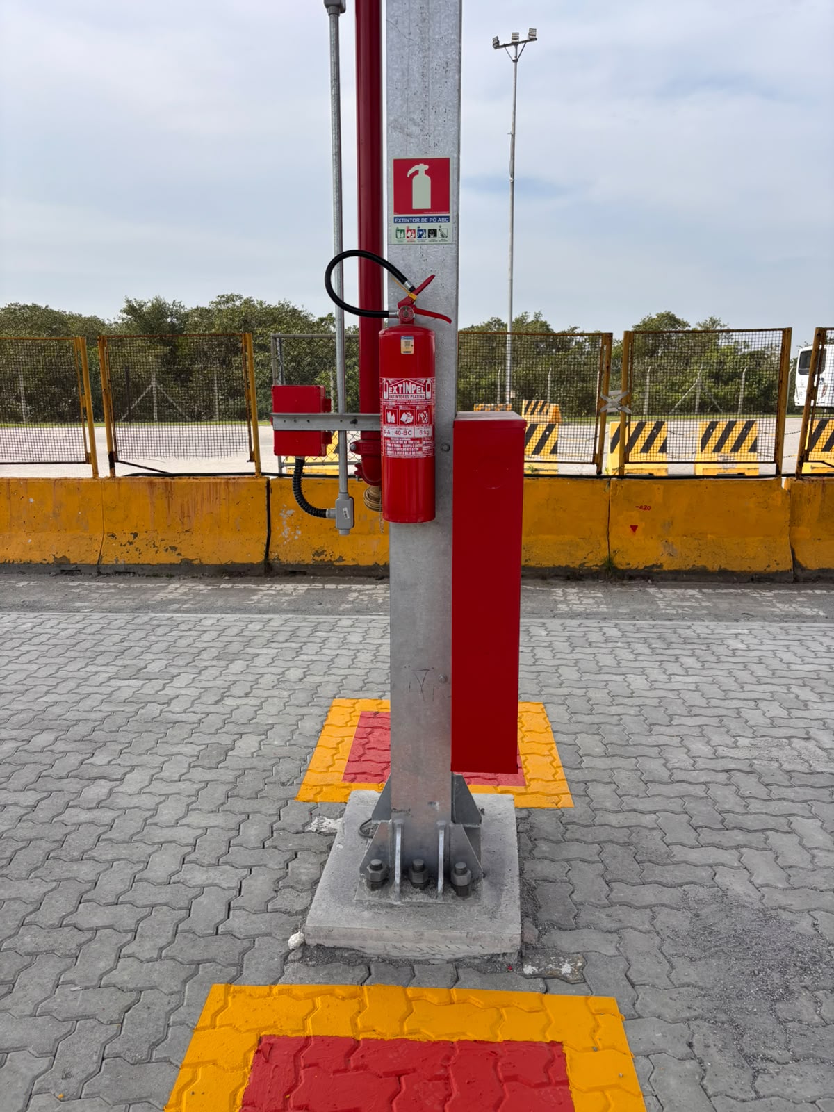 Coluna de hidrante e extintor em pátio de operação logística